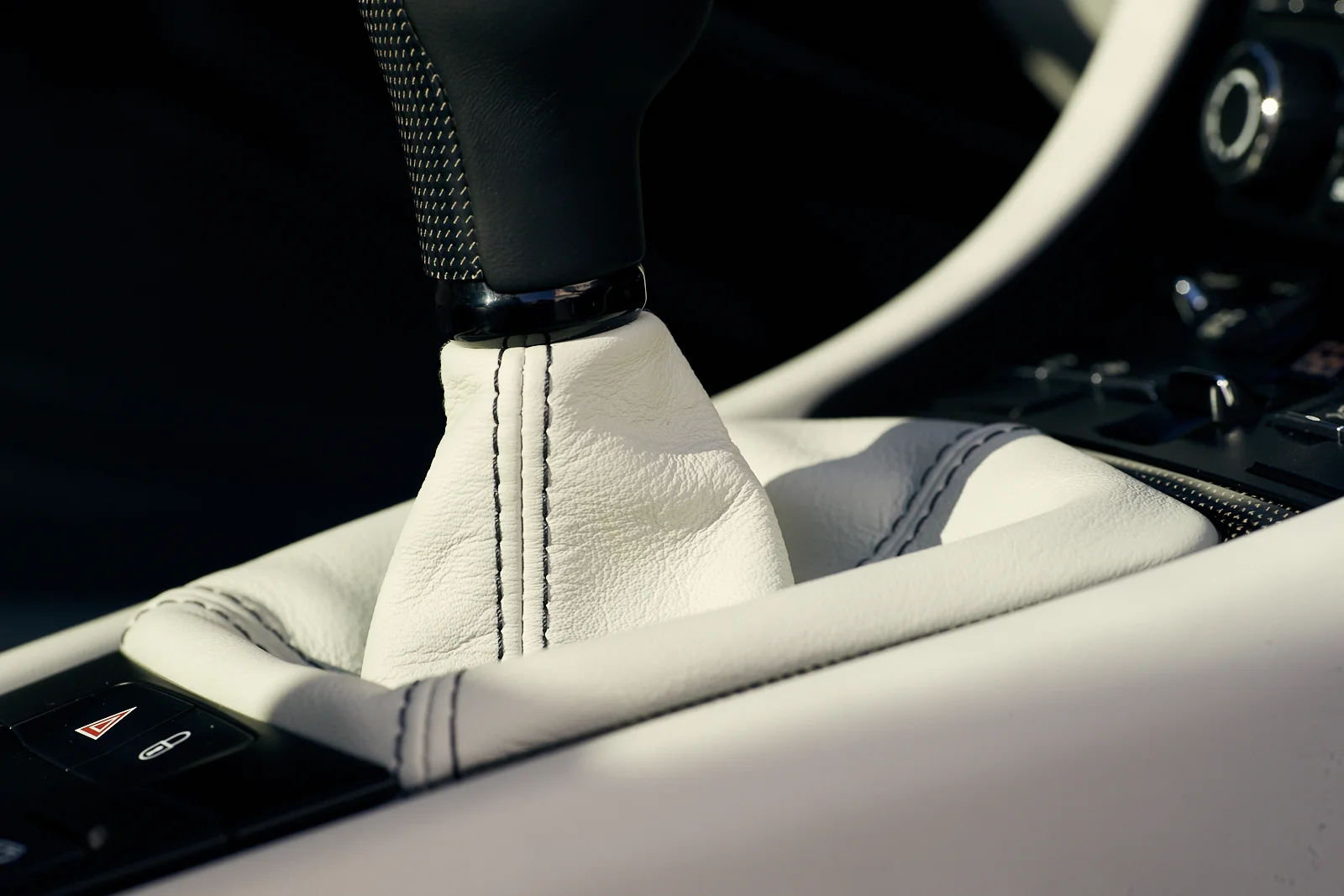 ストラット FR-S / BRZ / 86 / VA WRX / STI Billetworkz Alcantara Door Pull